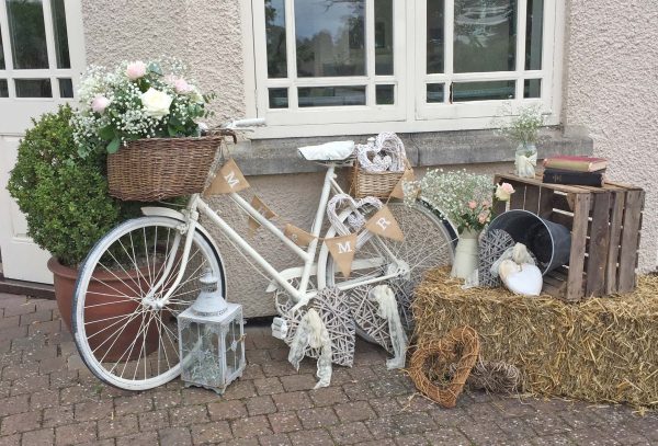 Ideas for using straw bales for weddings